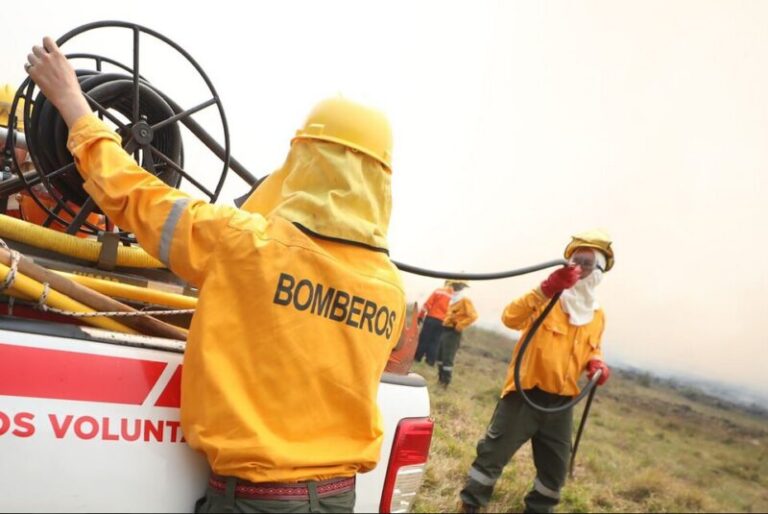 Riachuelo: arduo trabajo para desactivar foco de incendio de gran magnitud