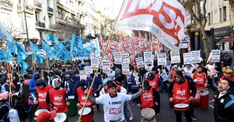 Reclamo de organizaciones sociales. Para trabajar se necesitan herramientas; para estudiar, útiles