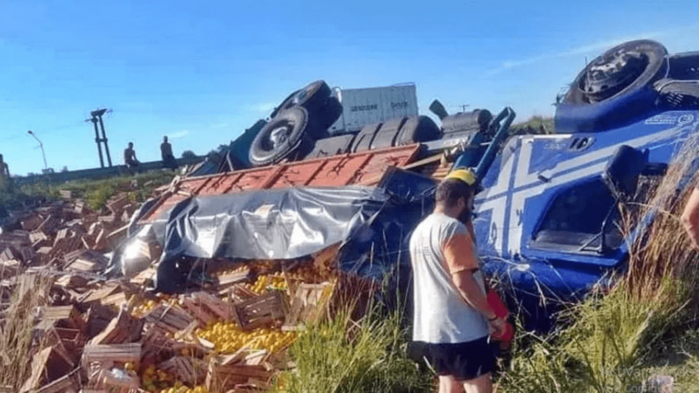 Un camión con naranjas volcó en la Ruta 14