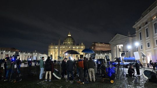 Los católicos del mundo rezan por el Papa Francisco, aún en «estado crítico» pero con «leve mejoría»