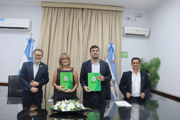 Entrega de colectivo para estudiantes y docentes de la localidad de San Carlos