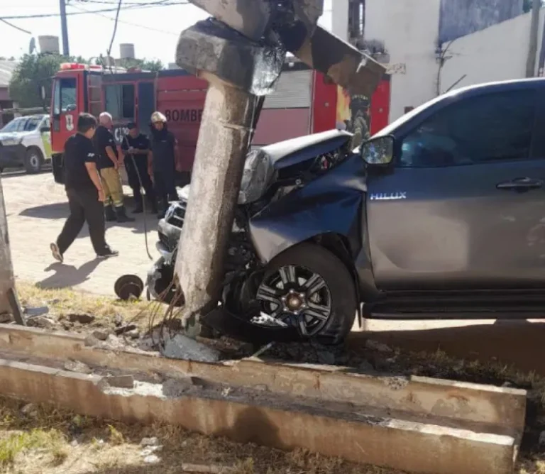 Chocó contra un transformador y huyó dejando su camioneta