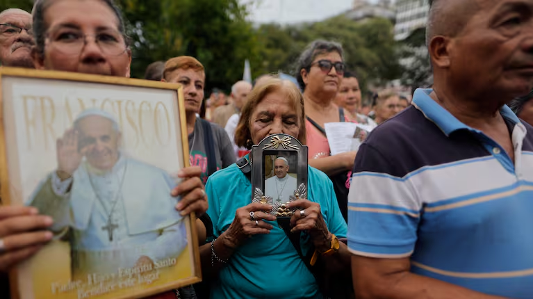 El papa Francisco continúa estable y no tuvo nuevas crisis respiratorias