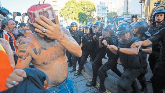 Hinchas de todos los clubes marcharán para apoyar el reclamo de los jubilados