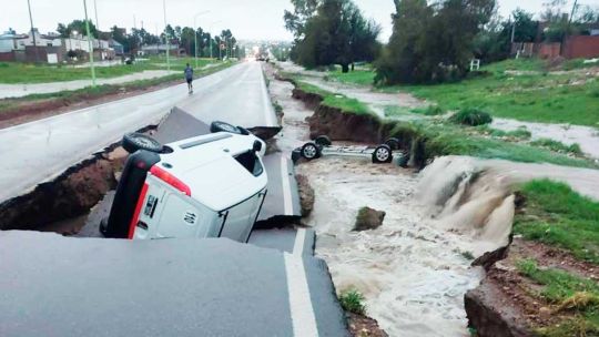 Bahía Blanca: al menos 6 muertos, mil evacuados y una ciudad paralizada por el temporal