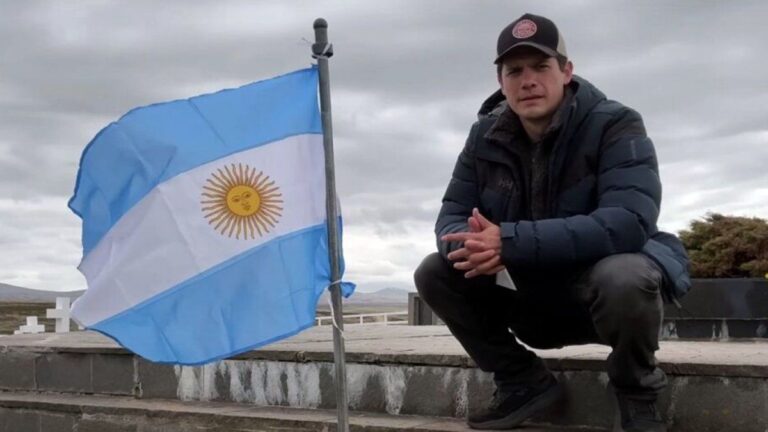 Video: el emotivo gesto de un youtuber colombiano en las Islas Malvinas