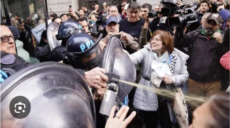 CNN CUESTIONA CON DUREZA LA REPRESIÓN DE MILEI CONTRA JUBILADOS Y PROTESTAS SOCIALES