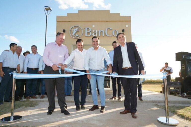 Valdés inauguró el primer recinto de cajeros en Colonia Libertad