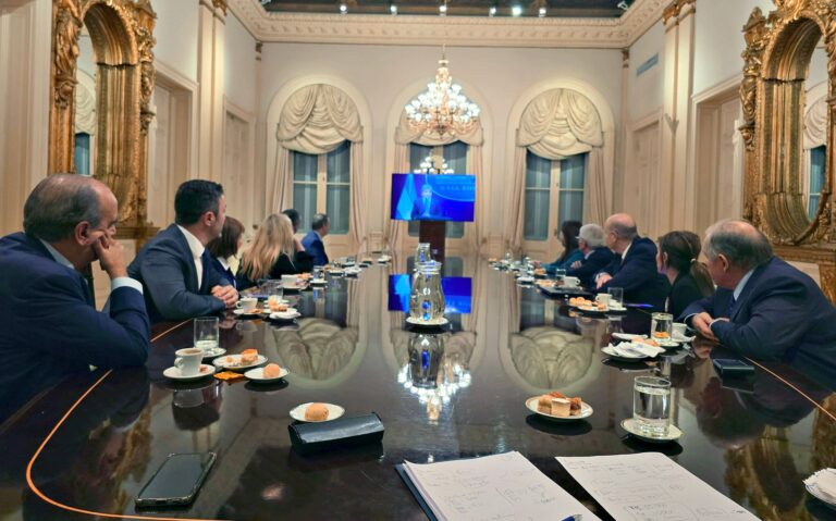 Javier Milei reunió al gabinete en pleno para respaldar los anuncios de Luis Caputo