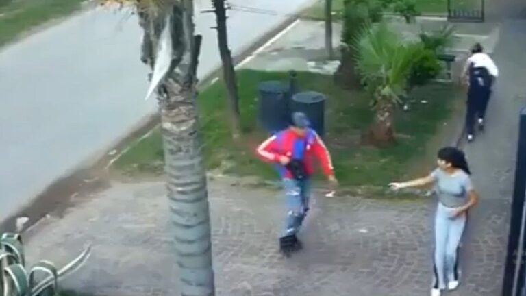 Video: le robaron a una pareja en Merlo y él salió corriendo