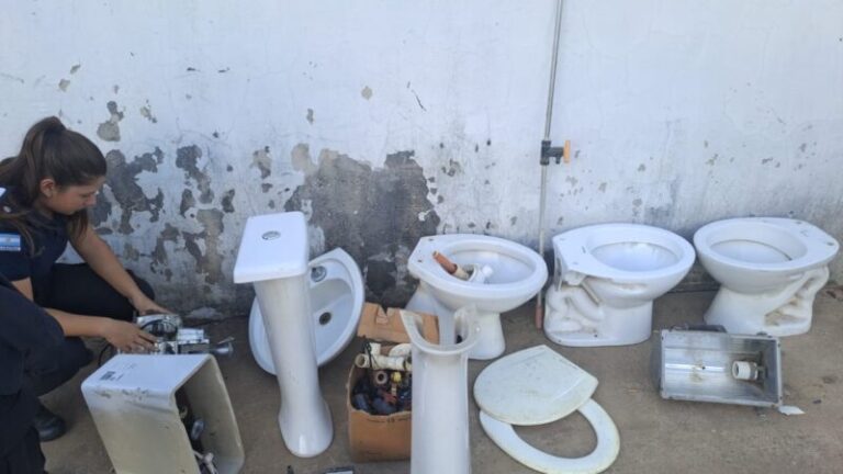 Tres demorados tras hallar numerosas herramientas y elementos sanitarios robados