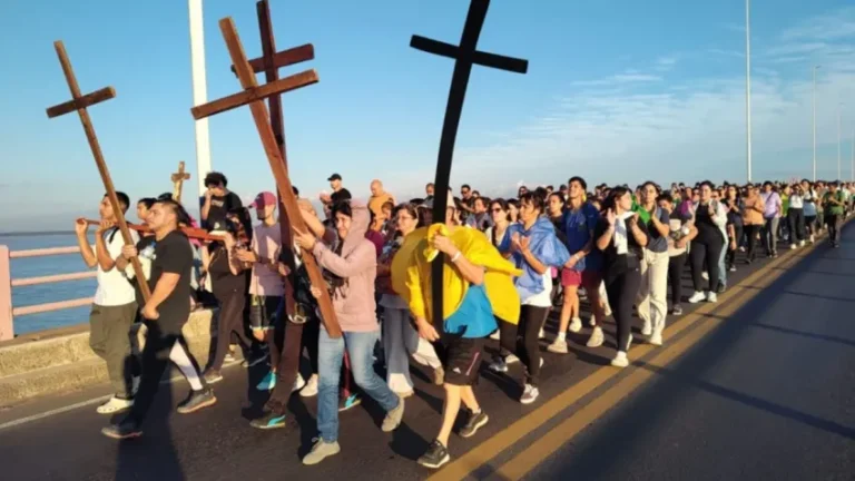 Travesía de fe: se realizó el 46 Vía Crucis interprovincial Chaco-Corrientes.