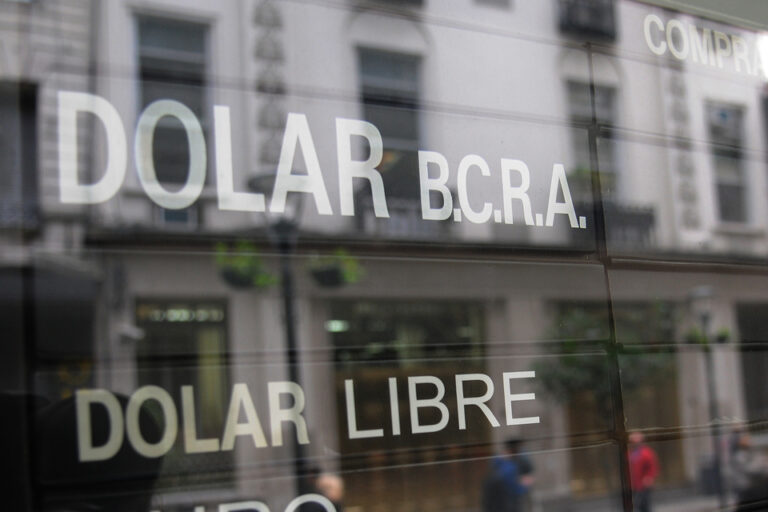 El dólar se desliza hacia arriba