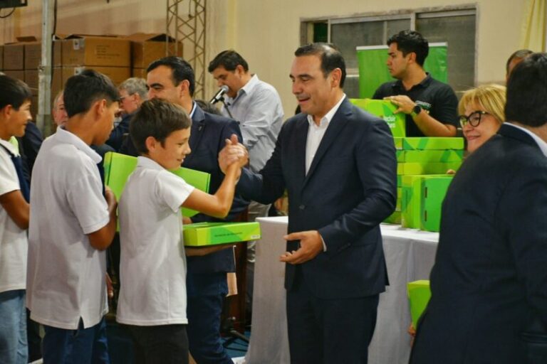 Valdés entregó más de mil notebooks en una localidad del Interior