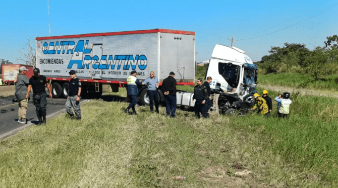 Siniestro fatal sobre Ruta 12: dos fallecidos tras el choque de frente entre un camión y un auto