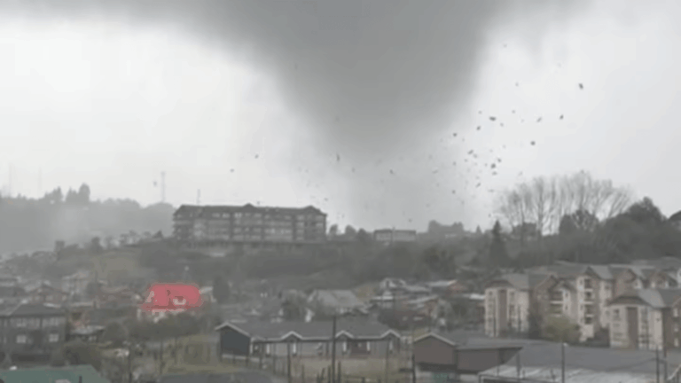 Un tornado causó destrozos en Chile.