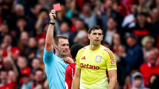 Así fue la expulsión del Dibu Martínez durante el cruce ante el Manchester United