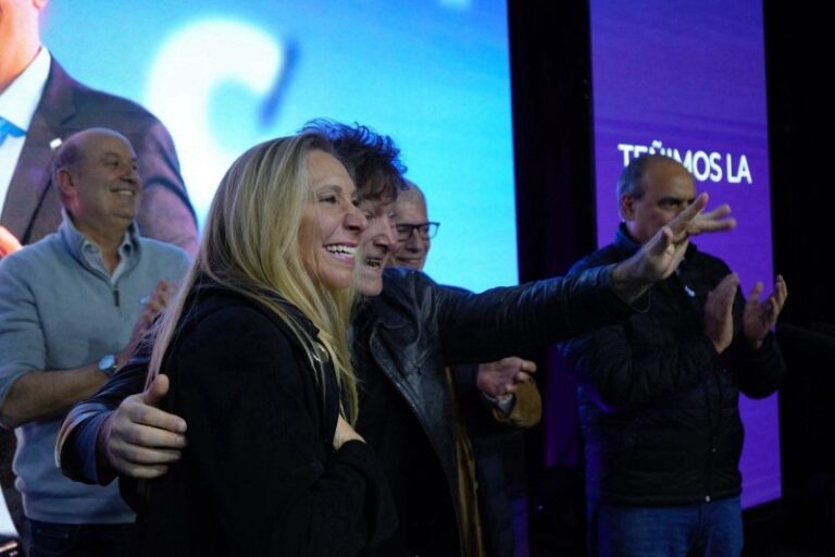 Milei intervino para contener la interna entre Karina y Santiago