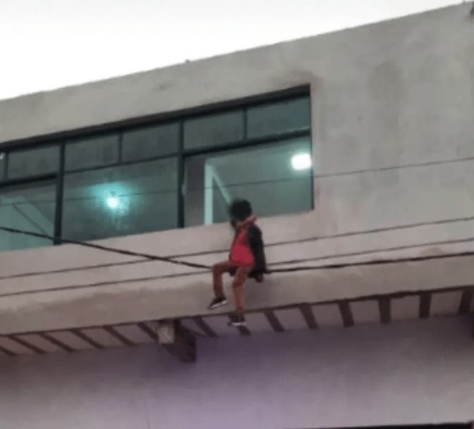 Dramático rescate en Corrientes: una mujer colgaba de cables de alta tensión