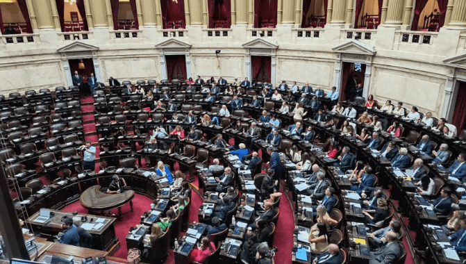 Profesionales en alerta: un proyecto amenaza con desmantelar el sistema colegiado en Argentina