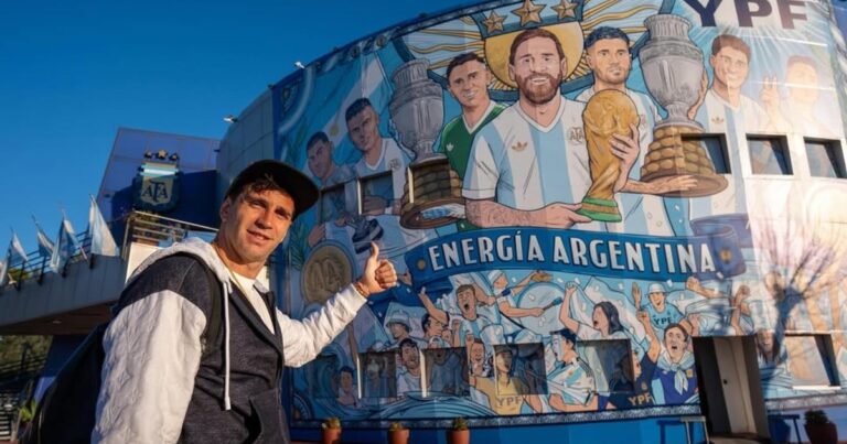 Dibu Martínez ya está en el predio de la AFA: «De vuelta en casa»