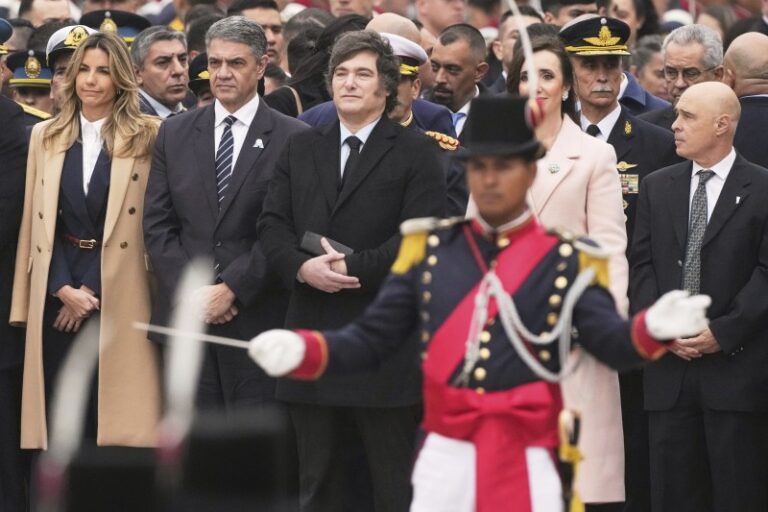 Durísima crítica del Arzobispo a Milei: «Hasta cuándo deberán reclamar por jubilaciones dignas?»