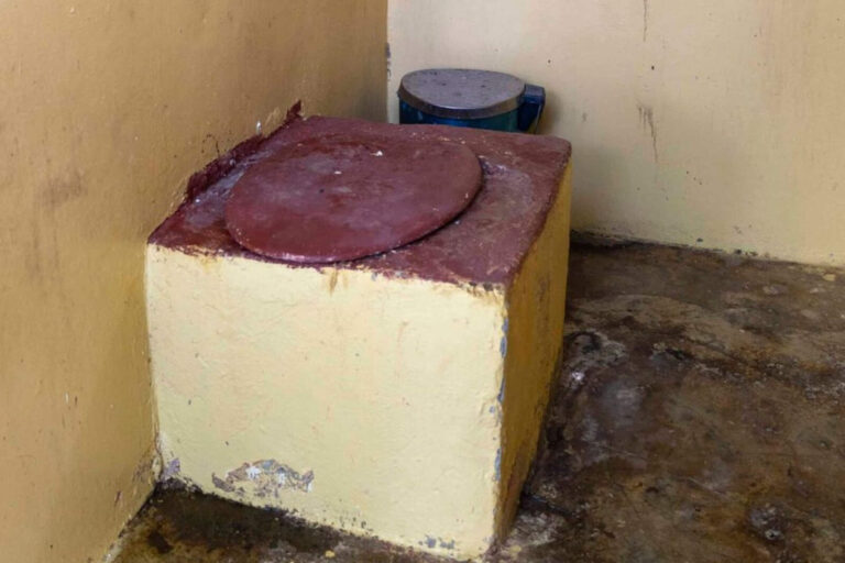 Más de 300 escuelas rurales aún utilizan letrinas pese a las inversiones del estado