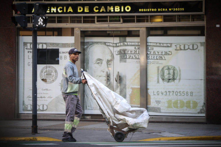 Paso a paso, el dólar avanza