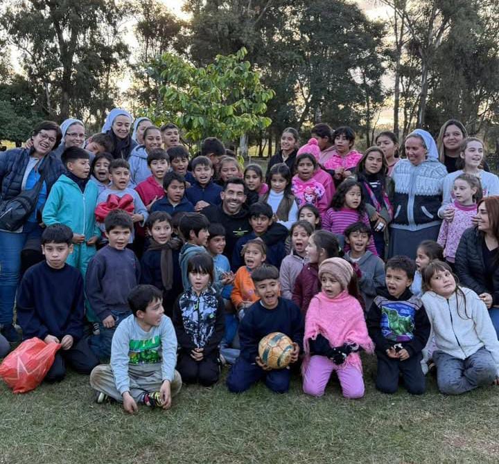 Así fue la visita de Carlitos Tevez a La Cruz: merienda, música y un picadito con los chicos