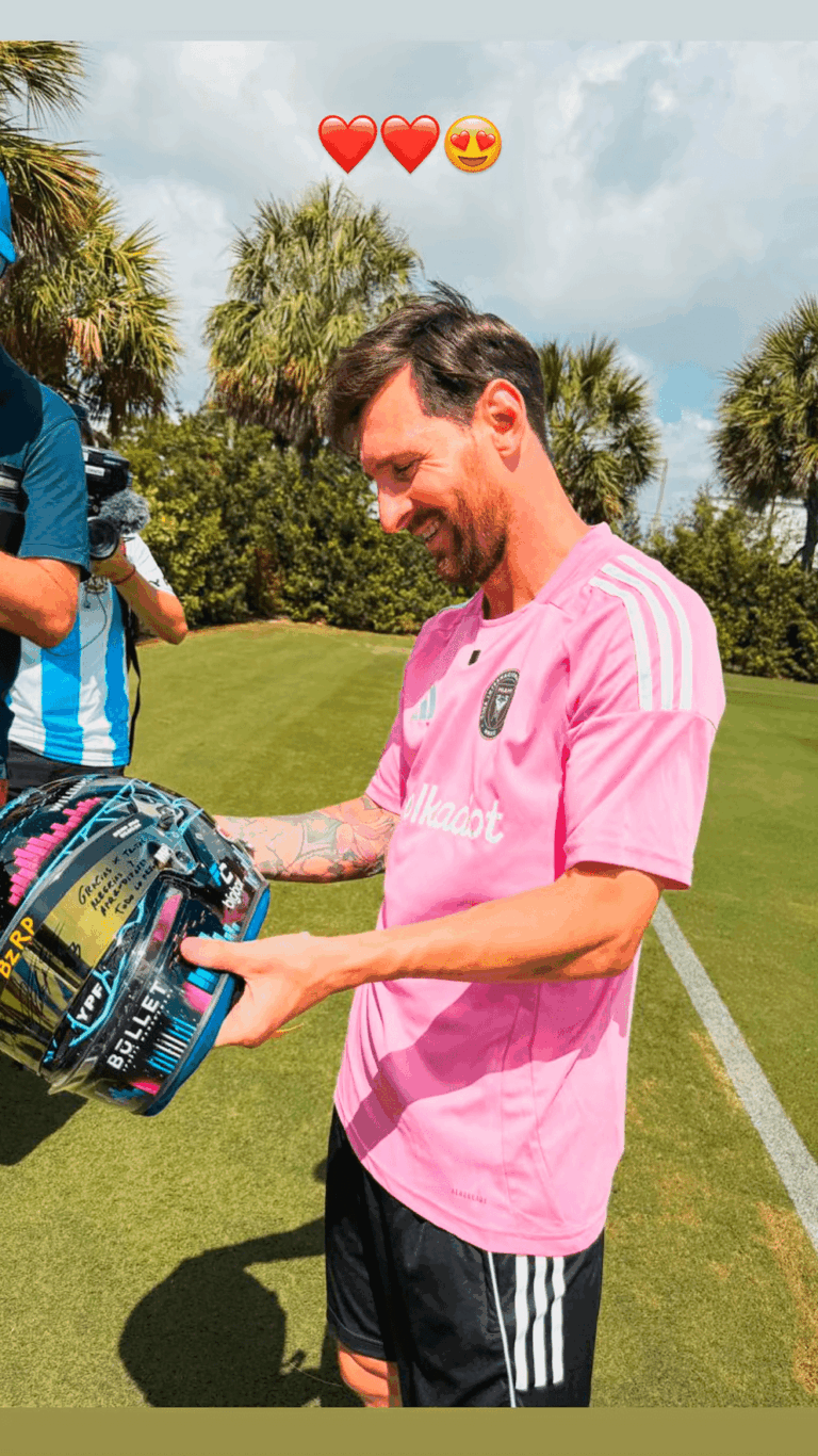 Colapinto sorprendió a Messi con un regalo.