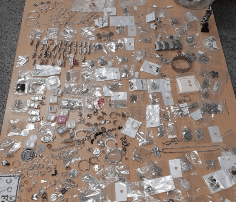 Secuestran importante cantidad de joyas y detienen a cinco personas