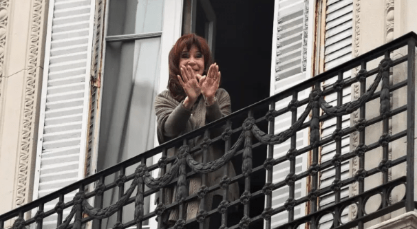 La Justicia autorizó a Cristina Kirchner a salir al balcón durante la prisión domiciliaria