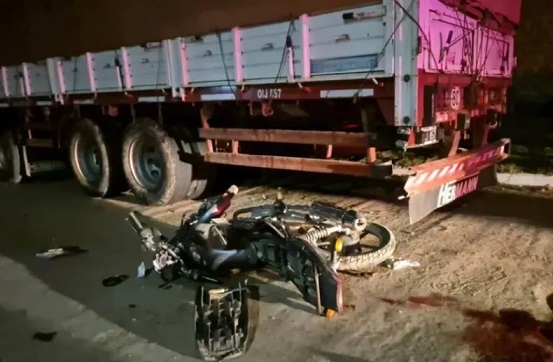 Un motociclista pelea por su vida tras chocar contra un camión