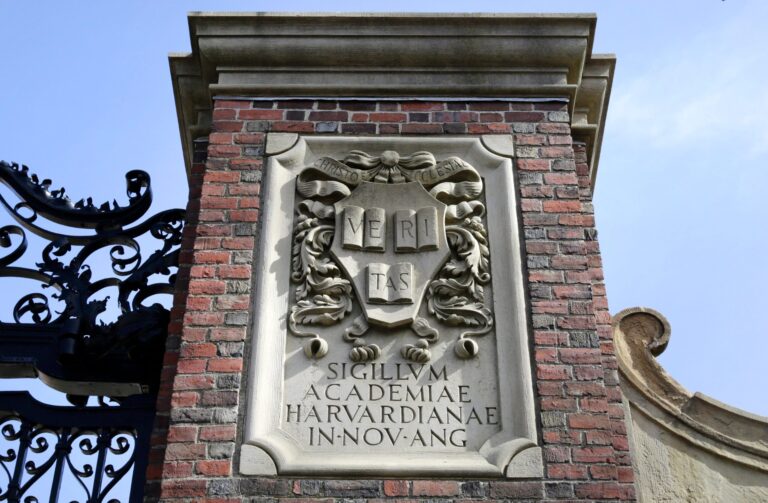 Una jueza frena el intento de Trump de impedir que Harvard reciba estudiantes extranjeros