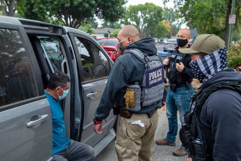 Nueva táctica del ICE que preocupa a los inmigrantes: sin uniformes ni placas y enmascarados