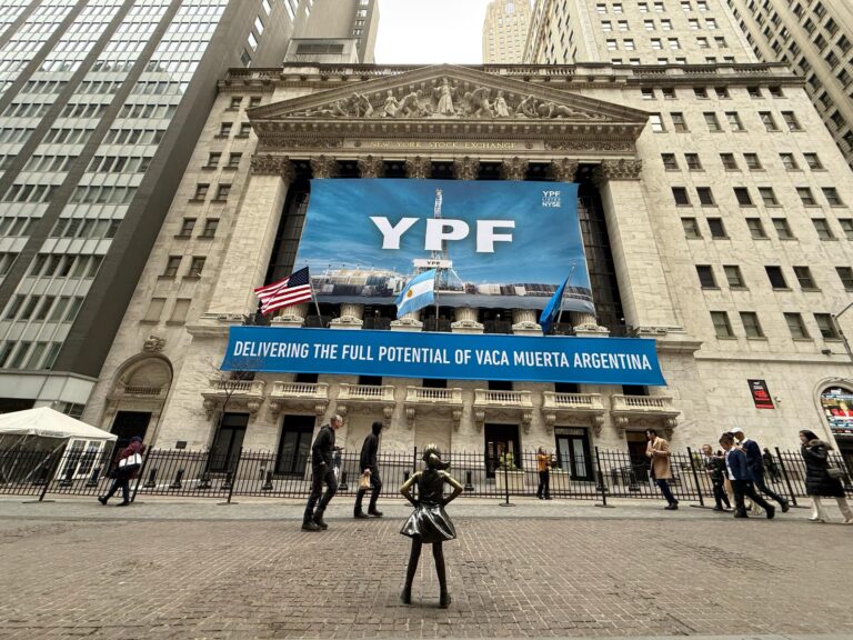 Las acciones de YPF caen más de 6% y se disparan las de Burford
