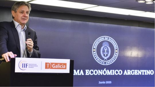 El viceministro de Economía criticó el «absurdo slogan del dólar planchado»