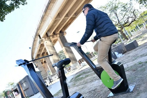 Bicicletas fijas que permiten cargar el celular al pedalear