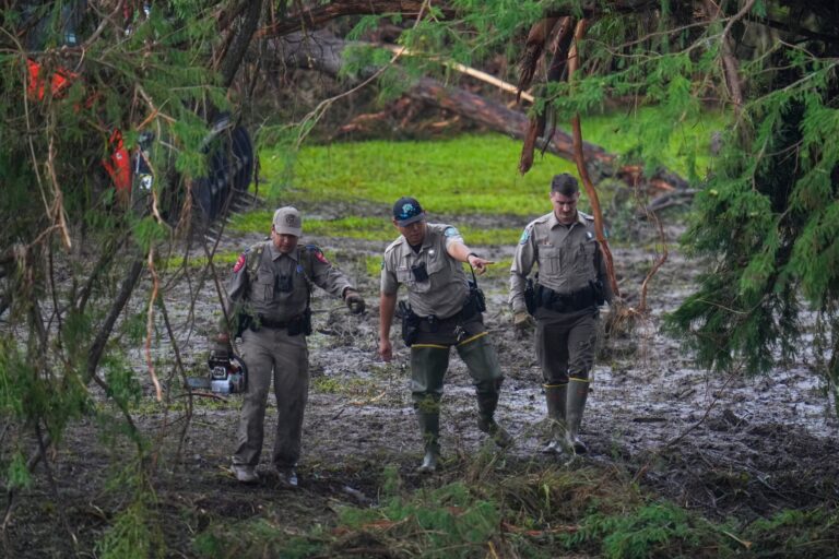 Inundaciones en Texas, en vivo: 89 muertos y desesperada búsqueda de más de 40 desaparecidos