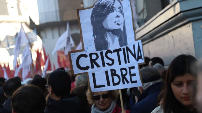 El kirchnerismo vuelve a movilizarse a Parque Lezama en apoyo de Cristina