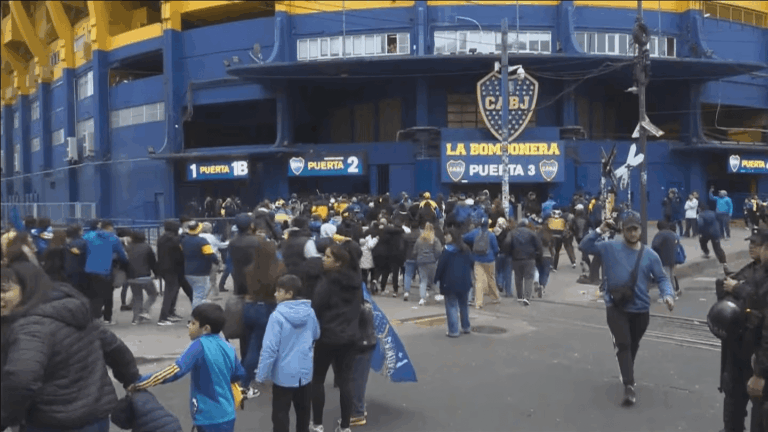 Leandro Paredes vuelve a Boca y los hinchas copan la Bombonera.