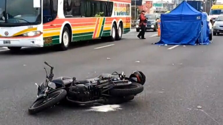 Un motociclista murió atropellado en la bajada de Constitución de la Autopista 9 de Julio