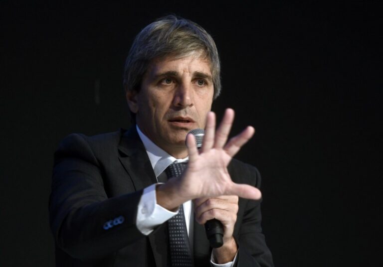 El ministro de economía Luis Caputo culpó a los bancos por la suba del dólar
