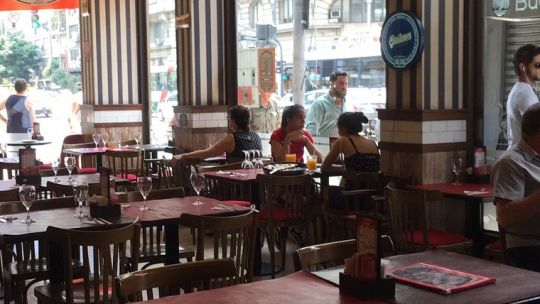 Alertan por restaurantes vacíos y cierres de lugares: un 76% de argentinos ya no sale a comer
