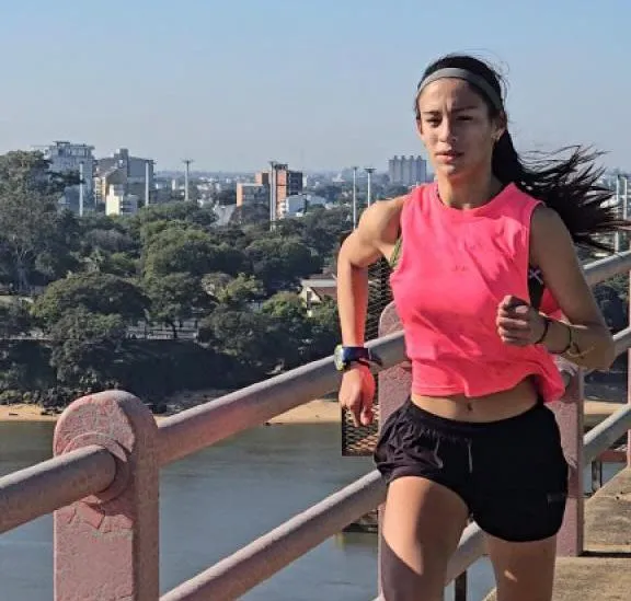 Brenda Insaurralde ajusta los detalles