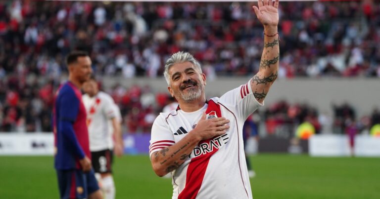Las glorias de River le ganaron a Barcelona en el «Choque de Leyendas»: Ariel Ortega volvió a mostrar su magia en un Monumental que fue melancolía y fiesta