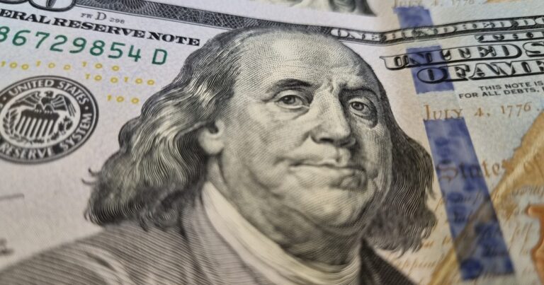 A un costo alto, la supertasa logró frenar la suba del dólar oficial, pero el blue subió $ 15