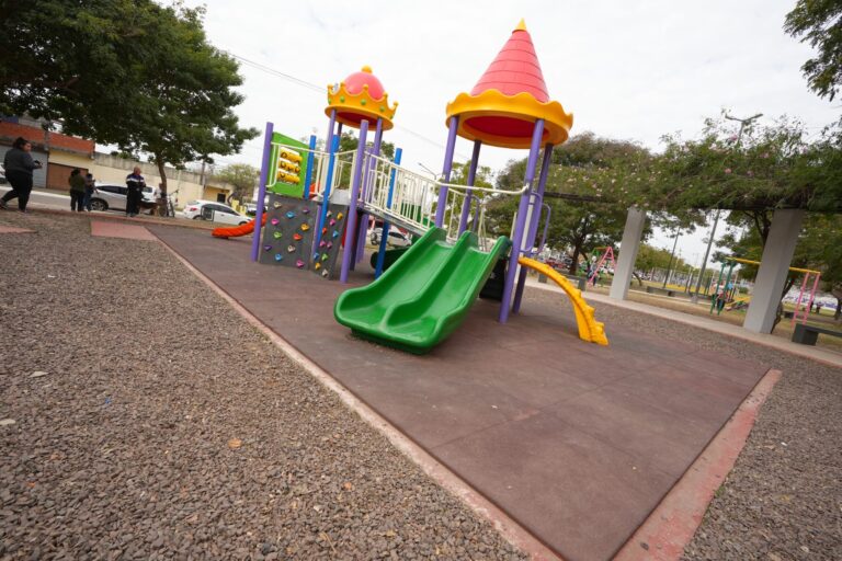 Valdés inauguró la plaza Rubén Darío Casco con un mensaje de igualdad para los vecinos de los barrios