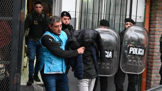 Violento robo a un jubilado y a su hija en la puerta de su casa: detuvieron a dos menores de 15 y 16 años