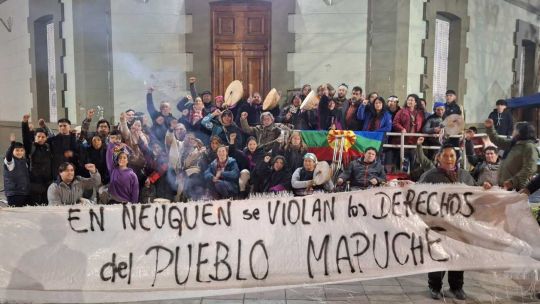 El gobierno de Neuquén desalojó una protesta mapuche en la Casa de Gobierno: al menos 17 detenidos y denuncias por represión